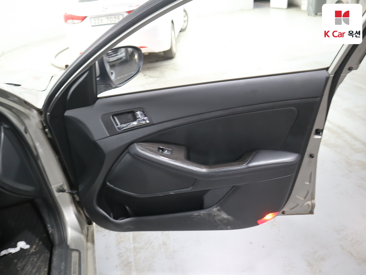 Kia K5 2011 - Image 28