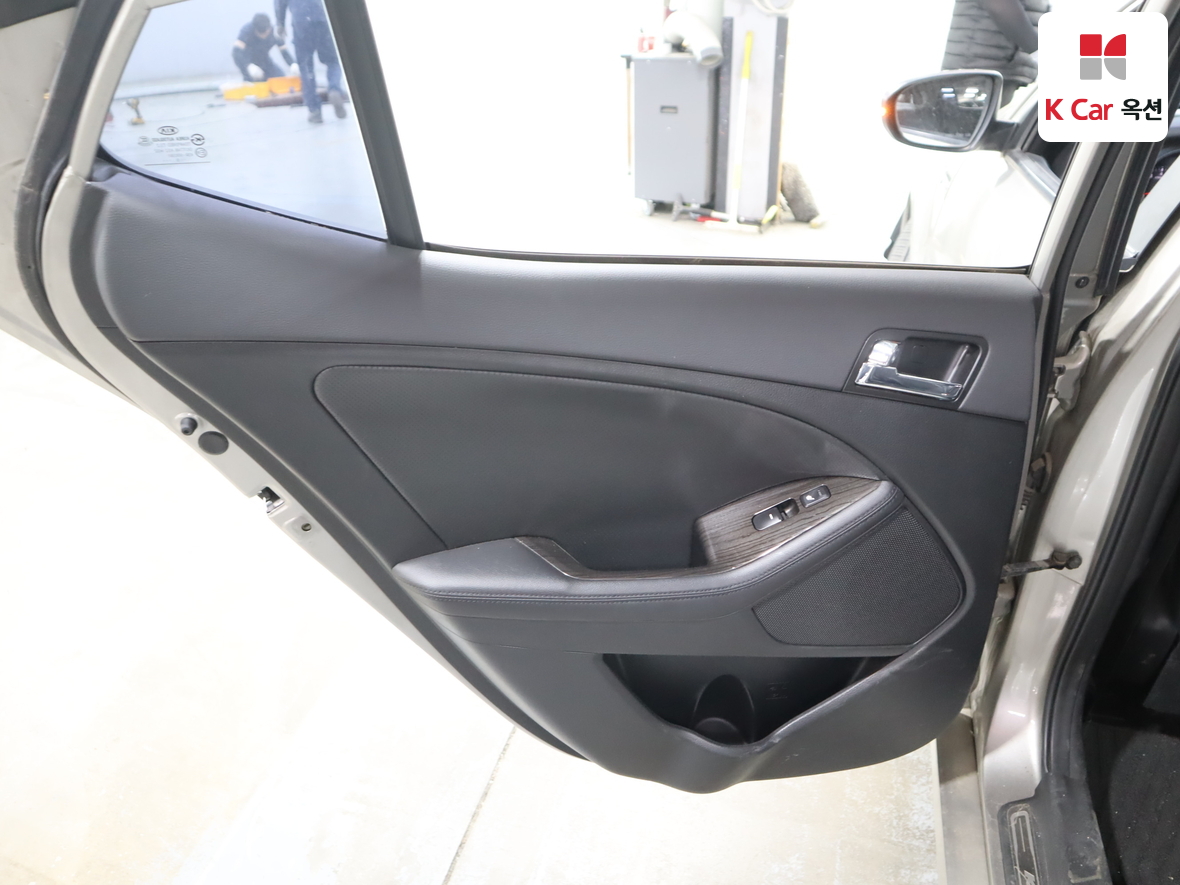 Kia K5 2011 - Image 22