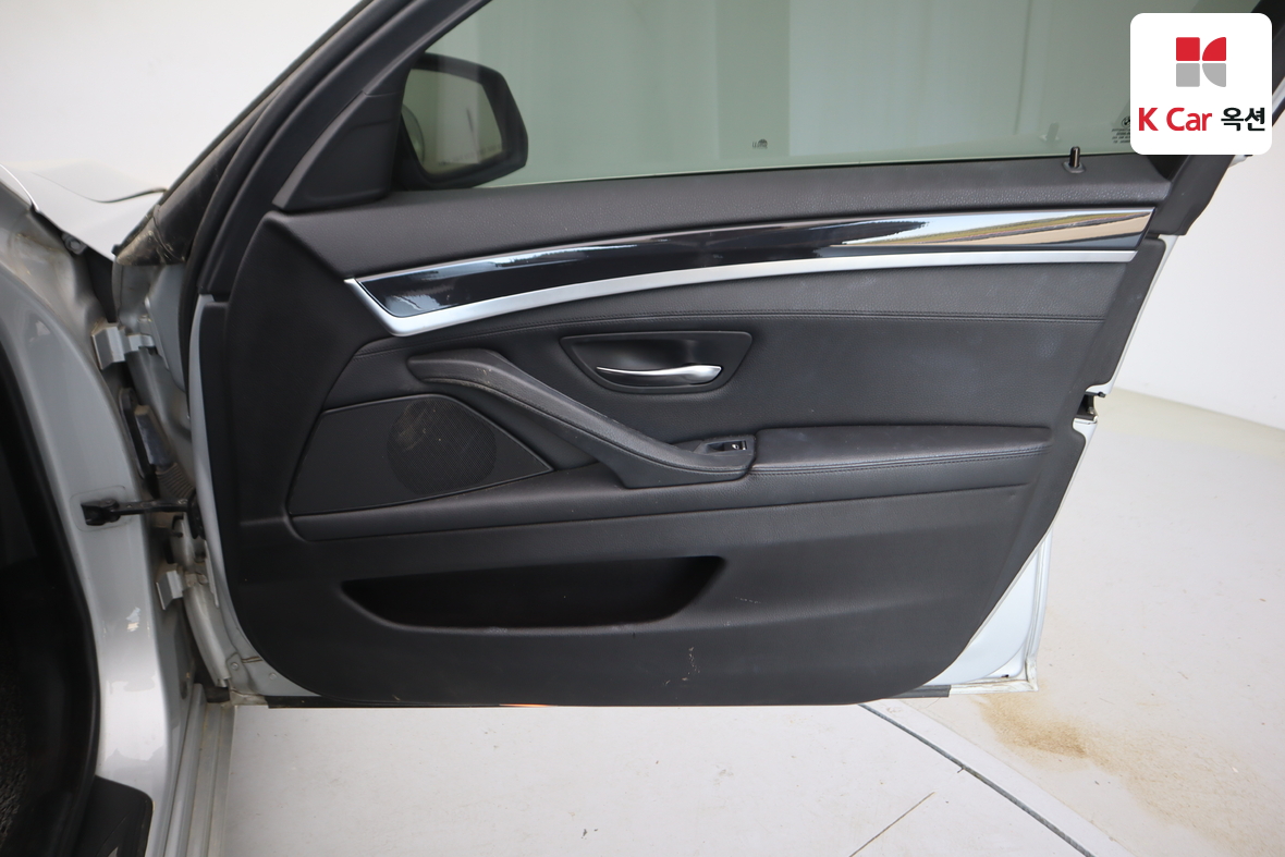 BMW 5 Series - 32
