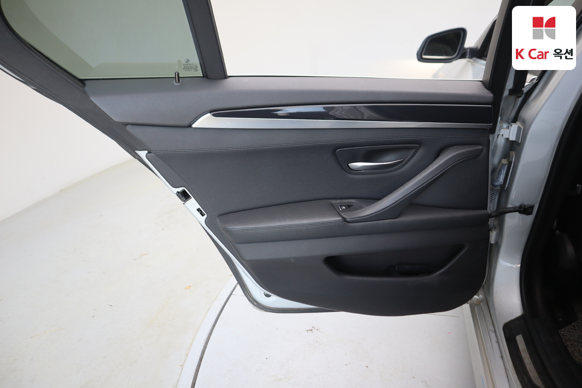 BMW 5 Series - 24