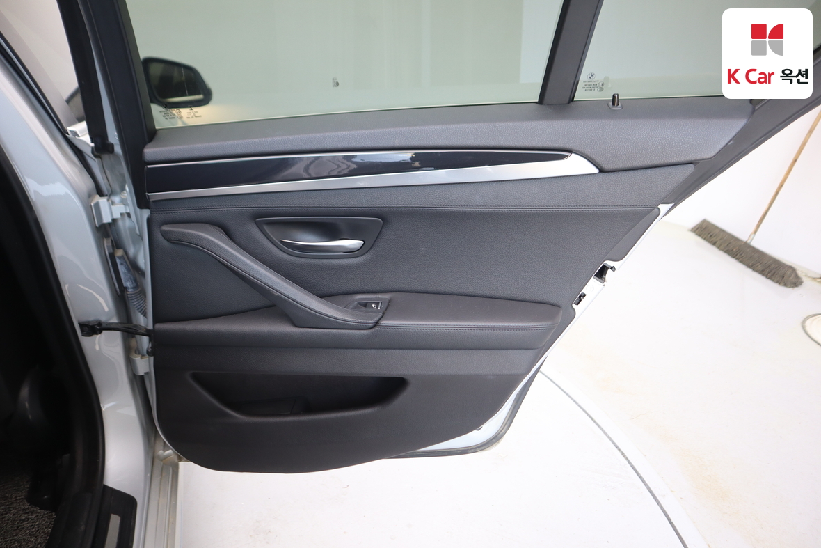 BMW 5 Series - 30