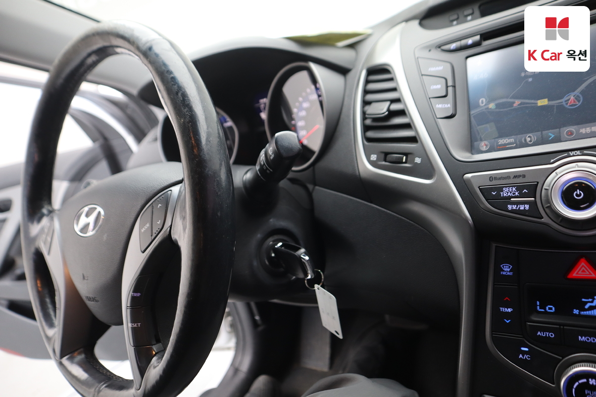 Hyundai Elantra - 11