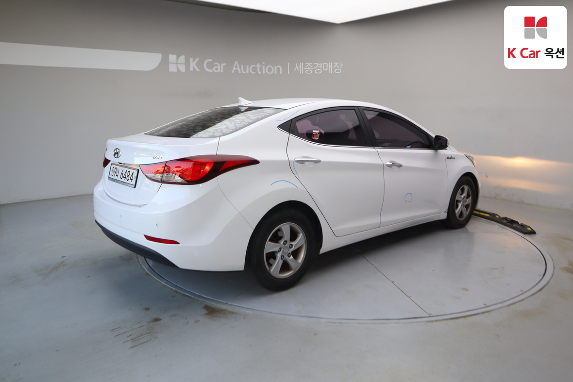 Hyundai Elantra - 2