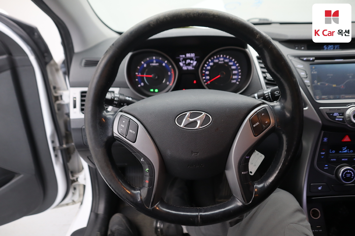 Hyundai Elantra - 10