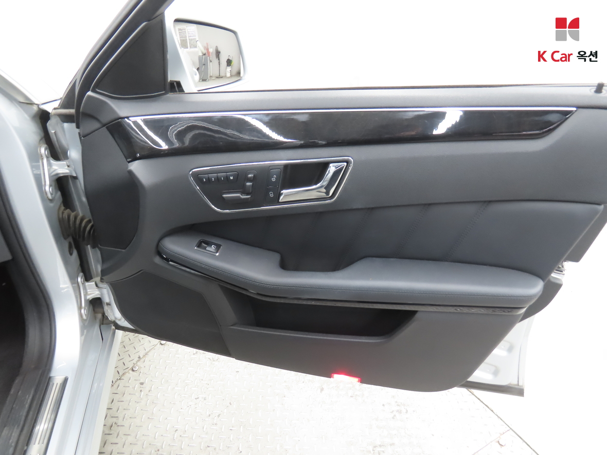 Mercedes-Benz E-Class - 30