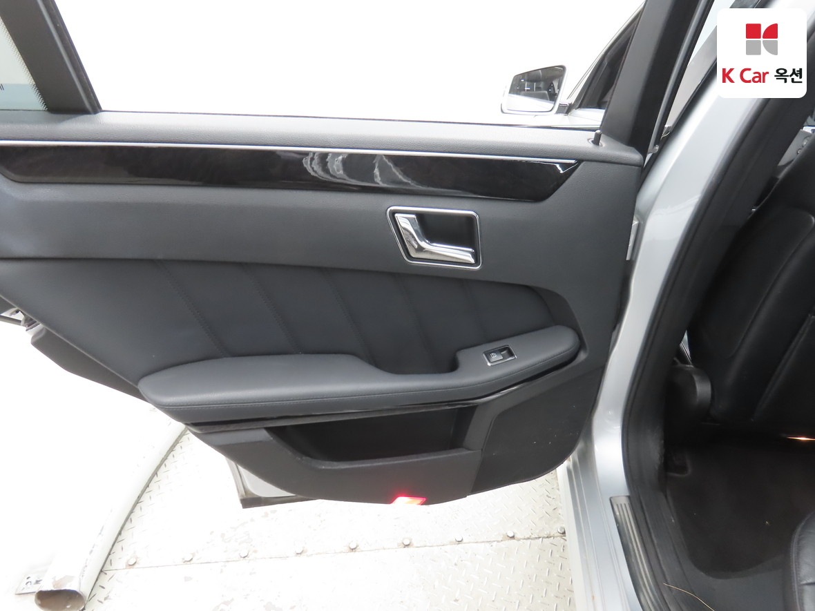 Mercedes-Benz E-Class - 24