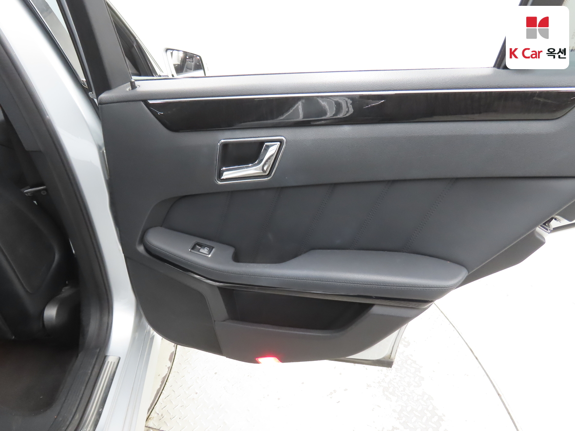 Mercedes-Benz E-Class - 28