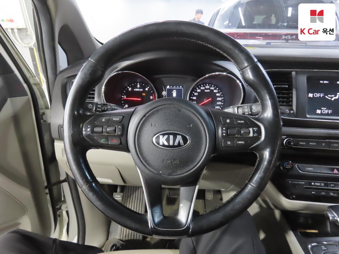 Kia New Carnival - 10