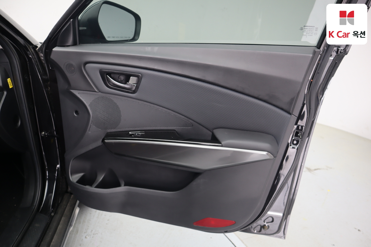KG Mobility Tivoli - 27