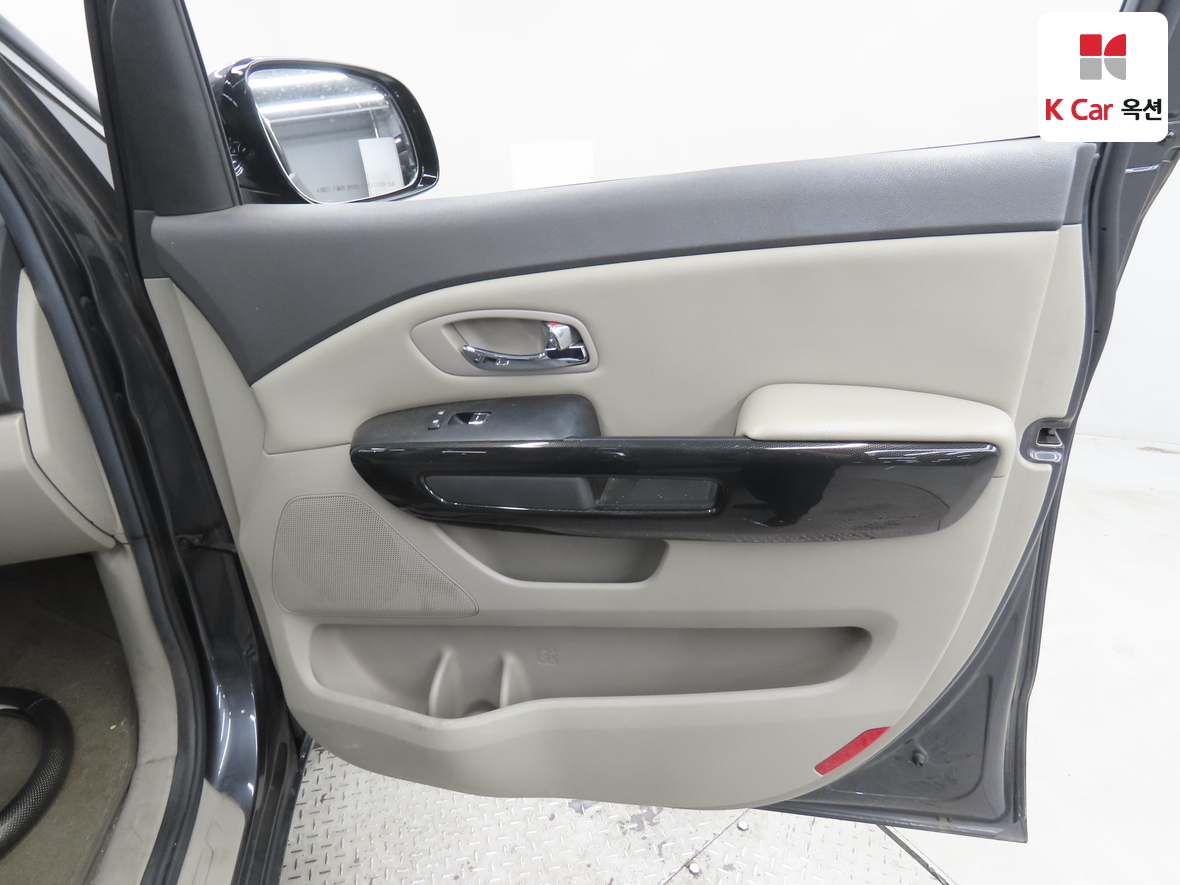 Kia New Carnival - 32