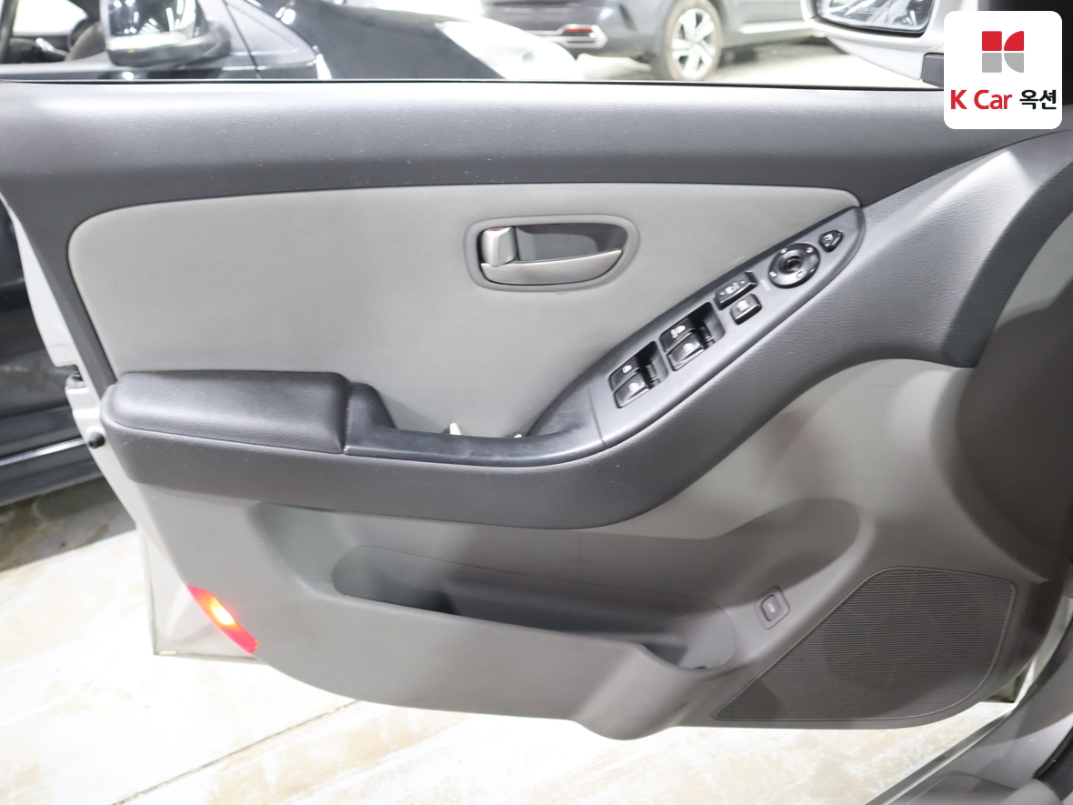 Hyundai Elantra - 8