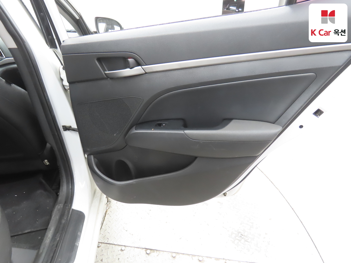 Hyundai Elantra - 25