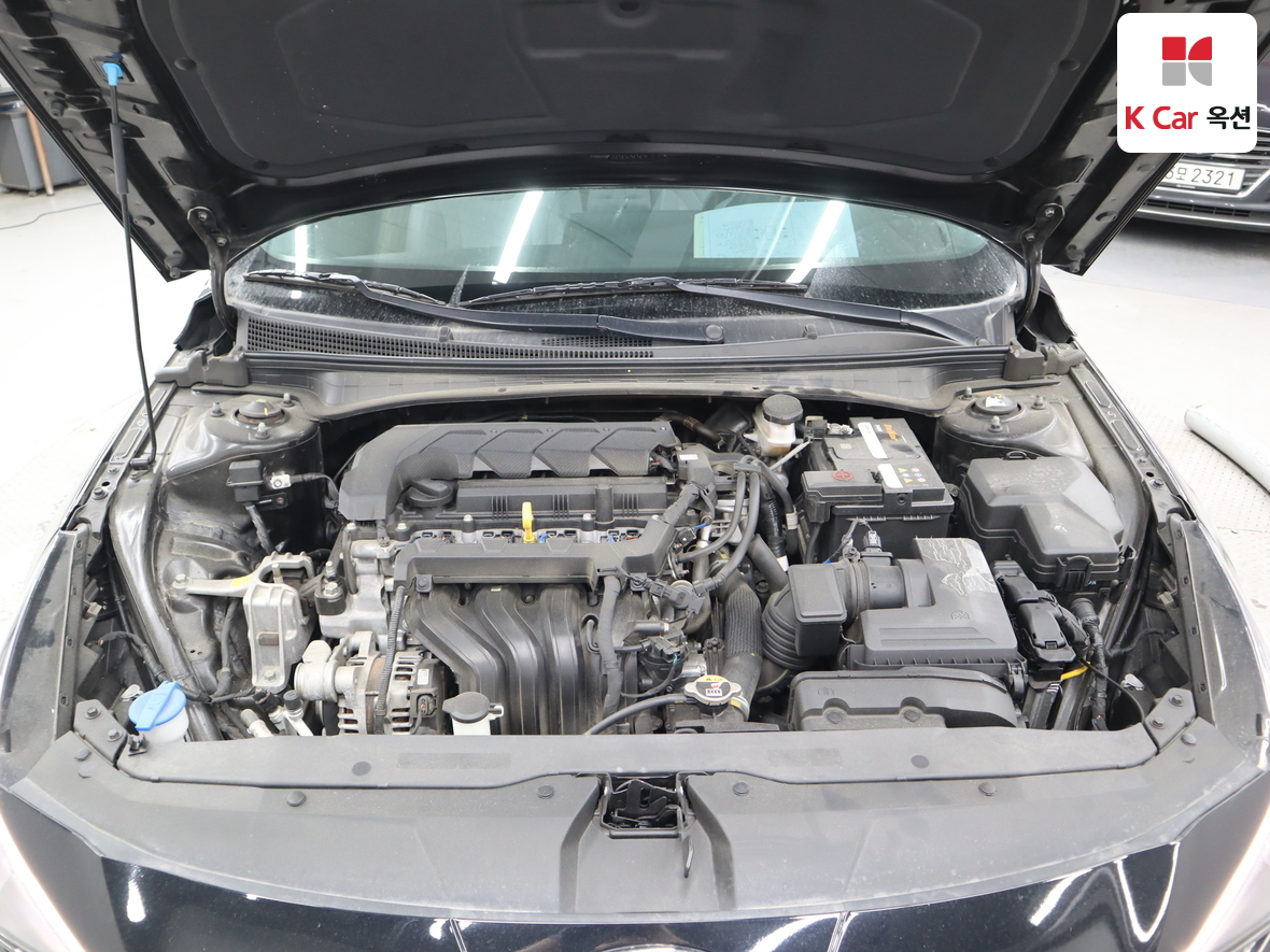 Hyundai Elantra - 33