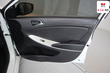 2011 - hyundai accent