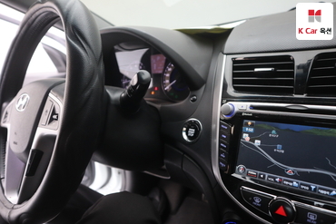 2011 - hyundai accent