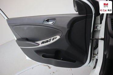 2011 - hyundai accent
