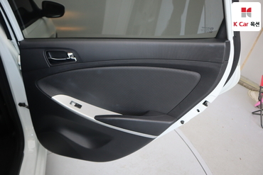 2011 - hyundai accent