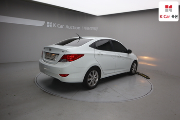 2011 - hyundai accent