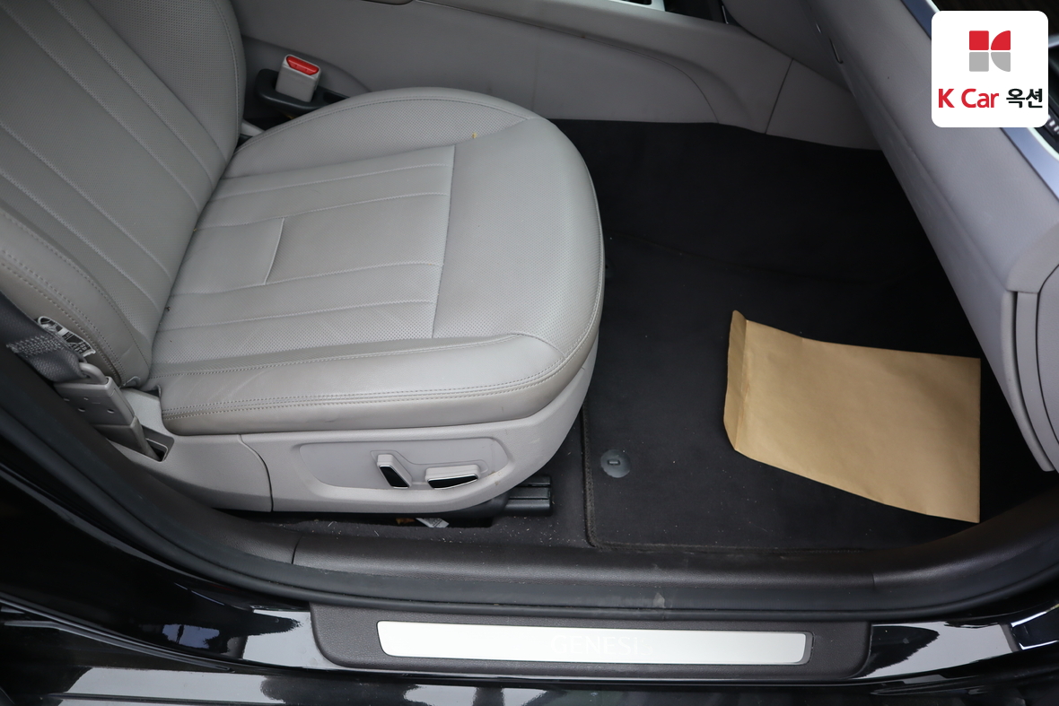 Genesis G80 - 30