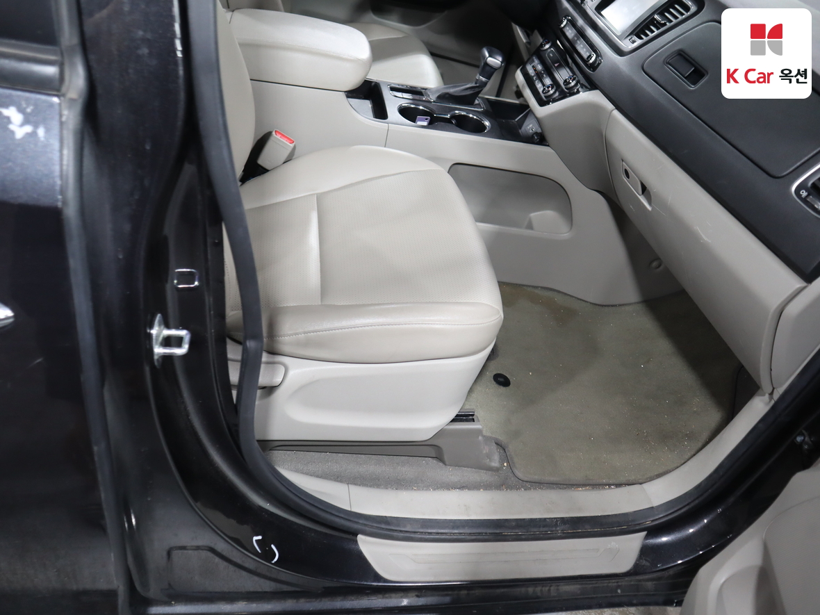 Kia New Carnival - 27