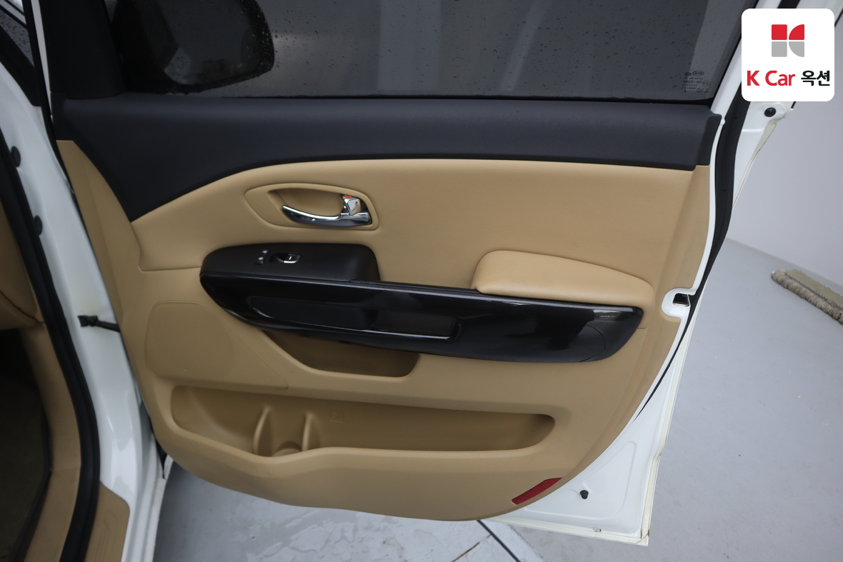 Kia New Carnival - 35
