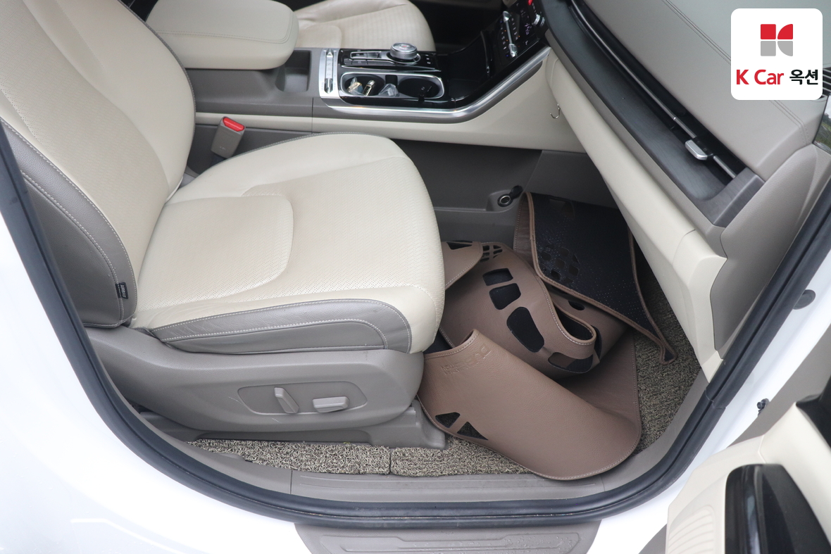 Kia Carnival - 32