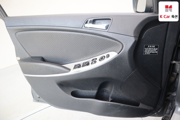 2011 - hyundai accent