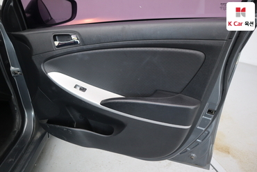 2011 - hyundai accent