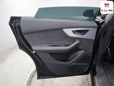2022 - audi q8