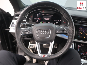 2022 - audi q8