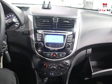 2011 - hyundai accent