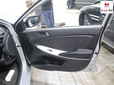 2011 - hyundai accent