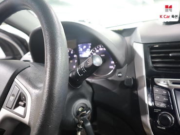 2011 - hyundai accent