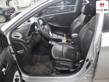 2011 - hyundai accent