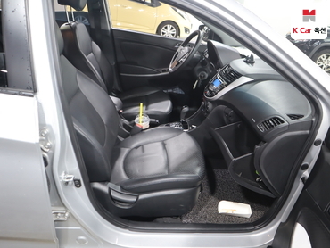 2011 - hyundai accent