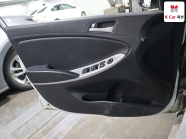2011 - hyundai accent