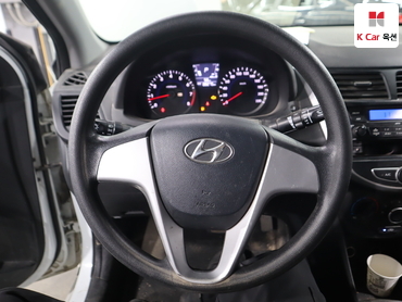 2011 - hyundai accent