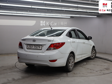 2011 - hyundai accent
