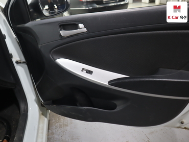 2011 - hyundai accent