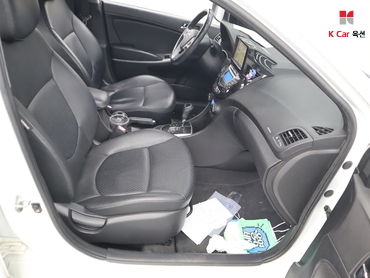 2011 - hyundai accent