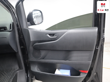 2023 - hyundai staria