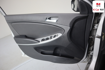 2011 - hyundai accent