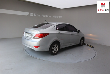 2011 - hyundai accent