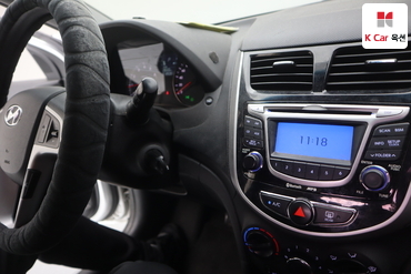 2011 - hyundai accent