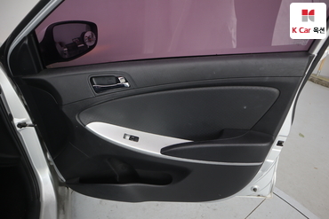 2011 - hyundai accent