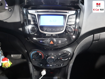 2012 - hyundai accent