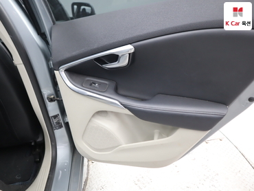 2016 - volvo v40