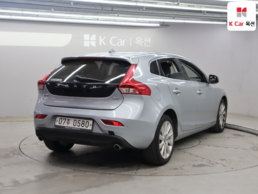 2016 - volvo v40