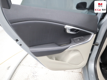 2016 - volvo v40