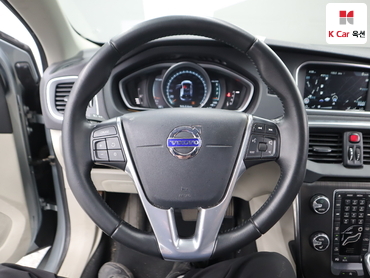 2016 - volvo v40